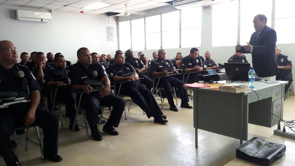Lee más sobre el artículo Unidades de la Policía Nacional de Veraguas se capacitan  sobre Dilemas Éticos