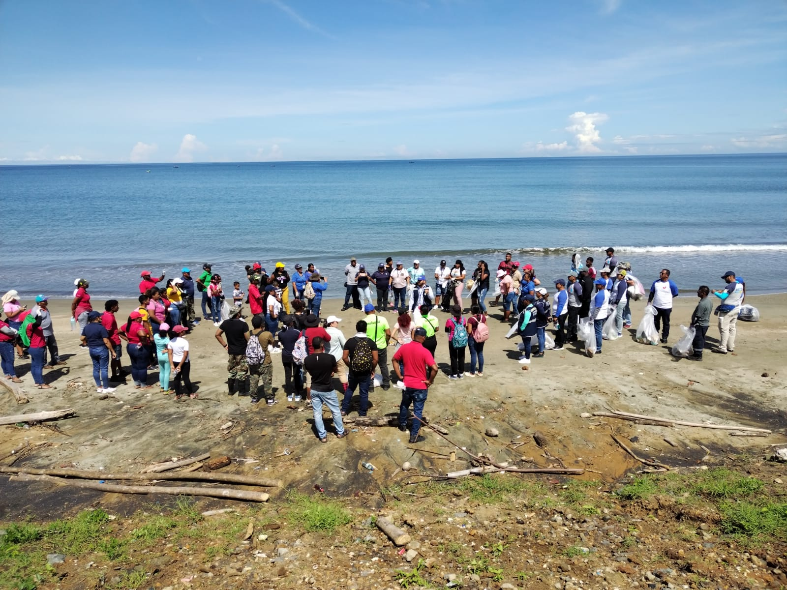 Lee más sobre el artículo Secretaría Provincial de Colón realiza jornada sensibilización y limpieza de Playa