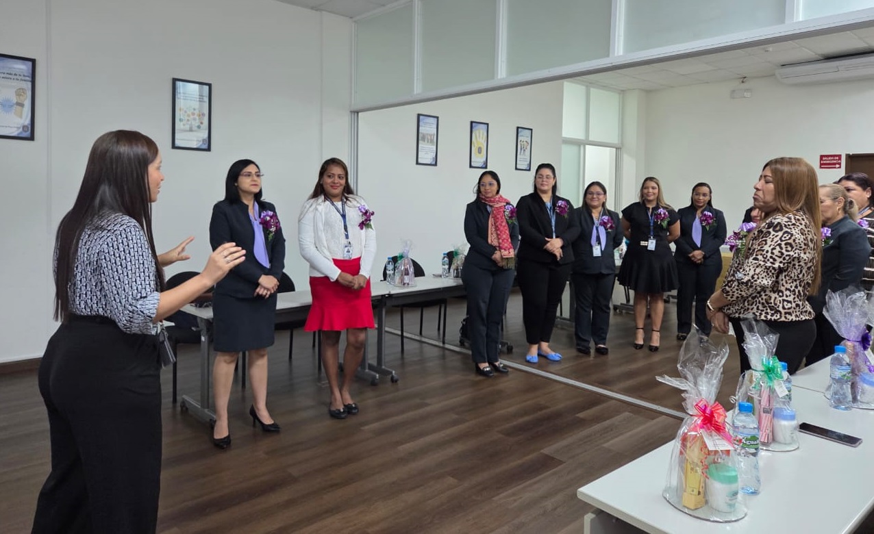 Lee más sobre el artículo PROCURADORA DE LA ADMINISTRACIÓN RECONOCE LA LABOR DE LAS SECRETARIAS
