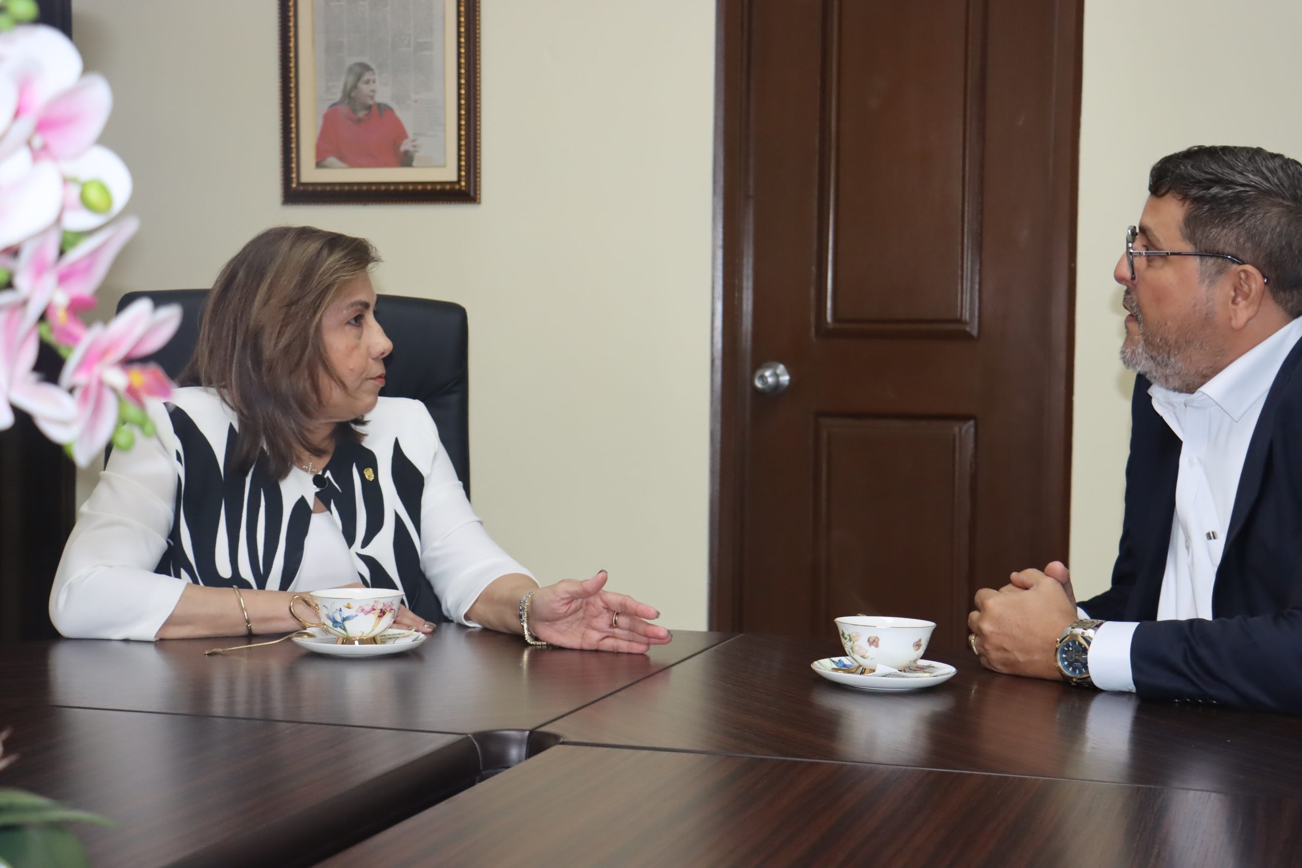 Lee más sobre el artículo PROCURADORA DE LA ADMINISTRACIÓN RECIBE A EXPERTO EN MEDIACIÓN COMUNITARIA