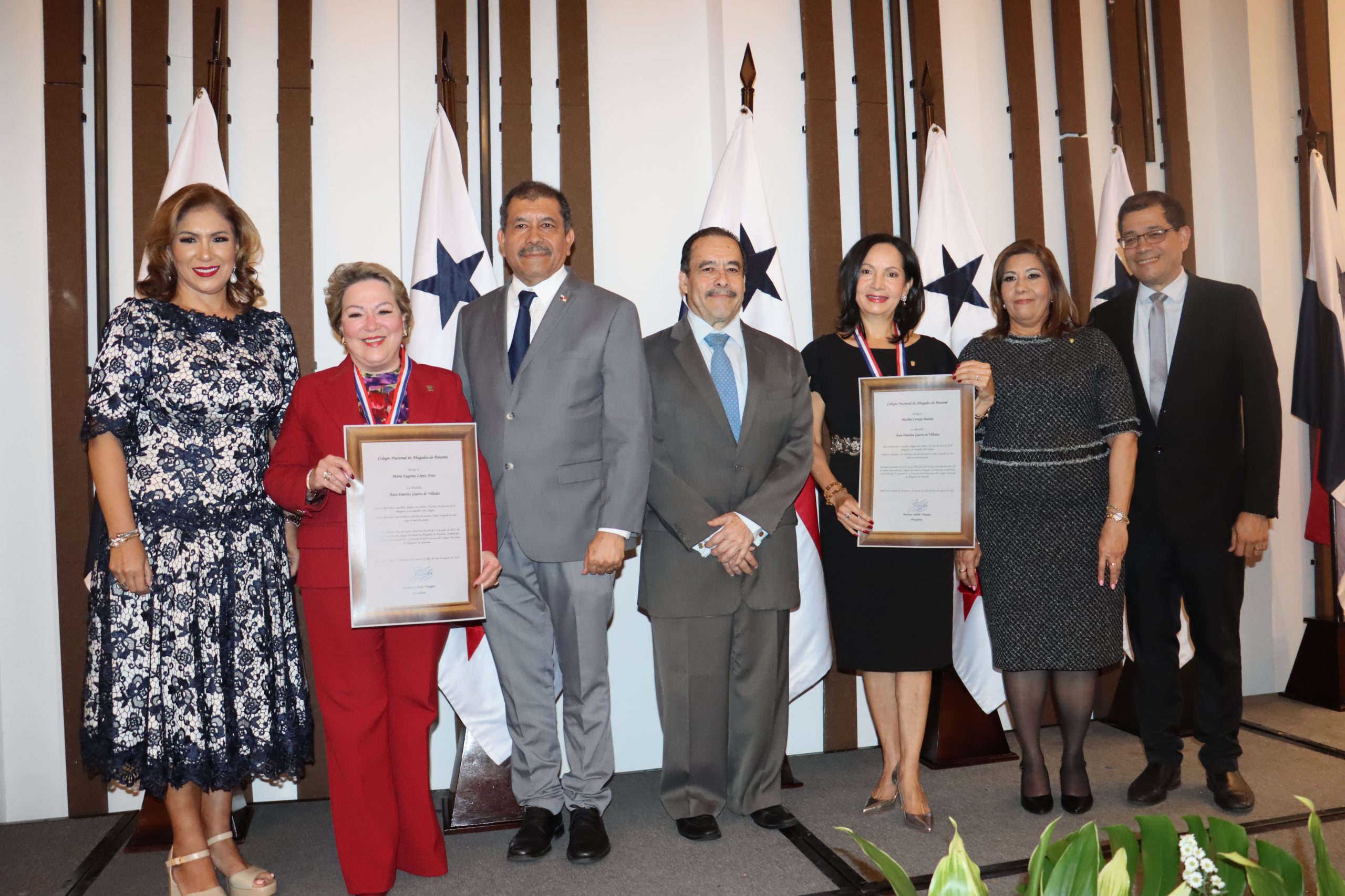 Lee más sobre el artículo PROCURADORA GRETTEL VILLALAZ DE ALLEN, RECIBE LA MÁS ALTA DISTINCIÓN DEL COLEGIO NACIONAL DE ABOGADOS EN CEREMONIA DE TOMA DE POSESIÓN