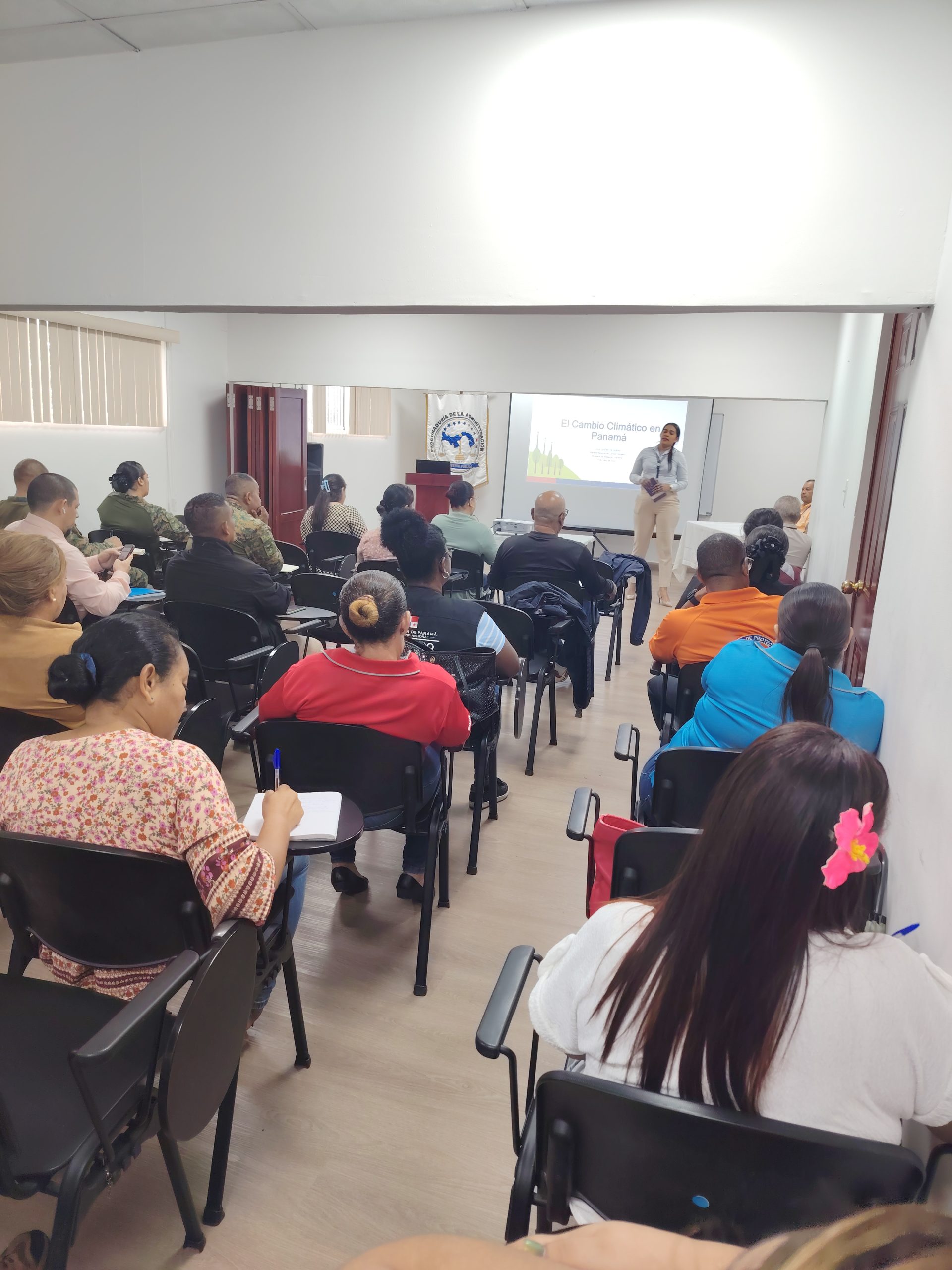 Lee más sobre el artículo LA SECRETARÍA PROVINCIAL DE DARIÉN Y PANAMÁ ESTE REALIZA CAPACITACIÓN SOBRE MEDIDAS PARA GESTIONAR LOS IMPACTOS DEL CAMBIO CLIMÁTICO