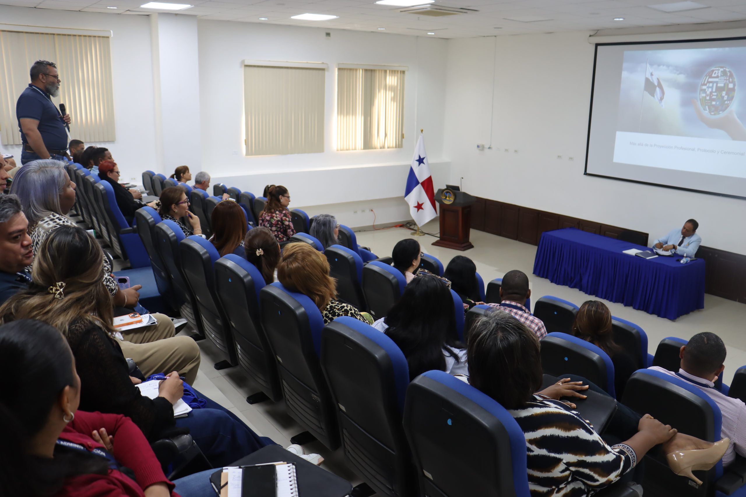 Lee más sobre el artículo CAPACITACIÓN PARA FORTALECER LA PROYECCIÓN PROFESIONAL Y LAS NORMAS DE ETIQUETA INSTITUCIONAL