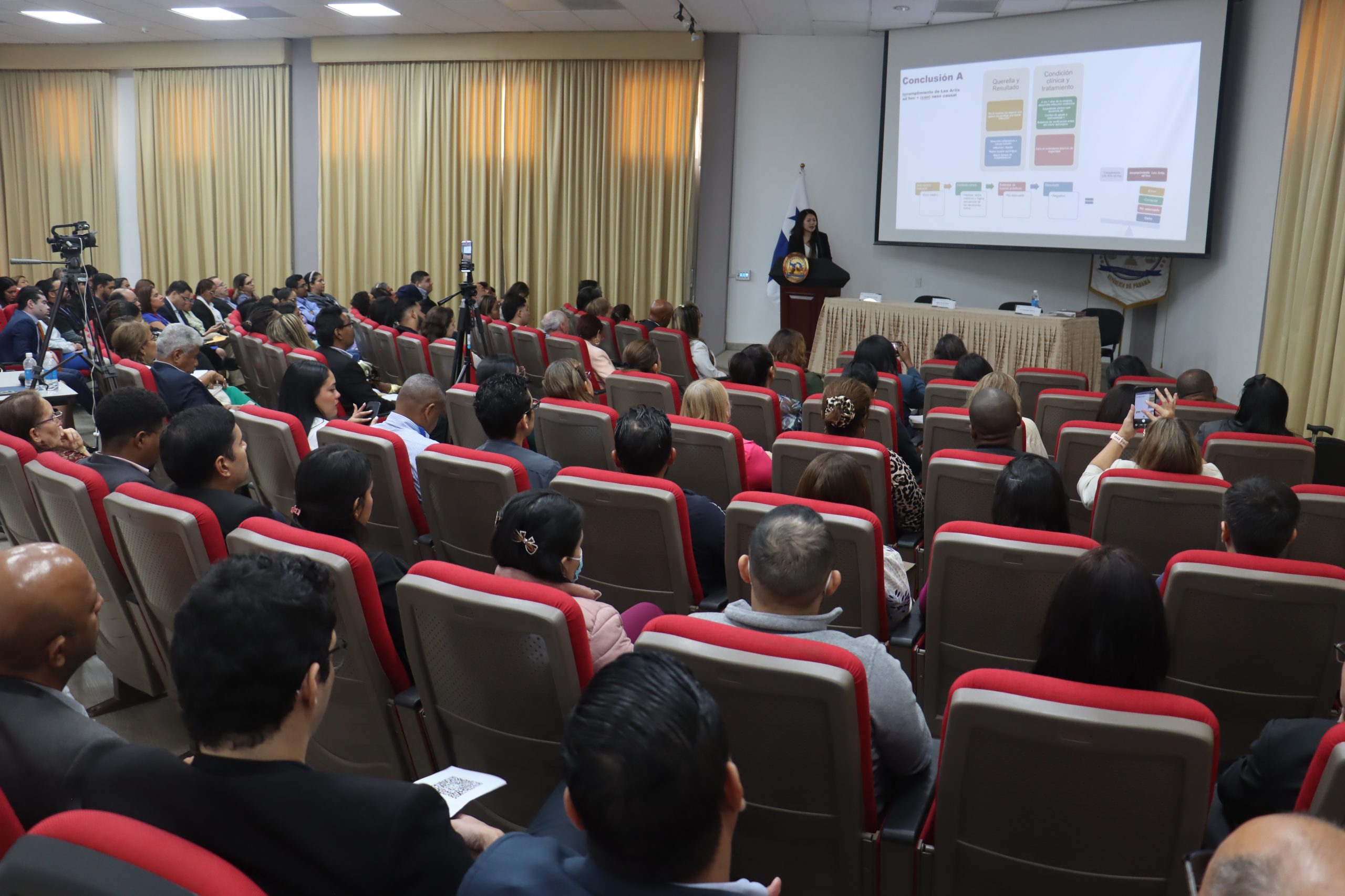Lee más sobre el artículo CONFERENCIA “DERECHO Y SALUD EN PANAMÁ” ABORDA ANÁLISIS MÉDICO-LEGAL DEL EXPEDIENTE CLÍNICO