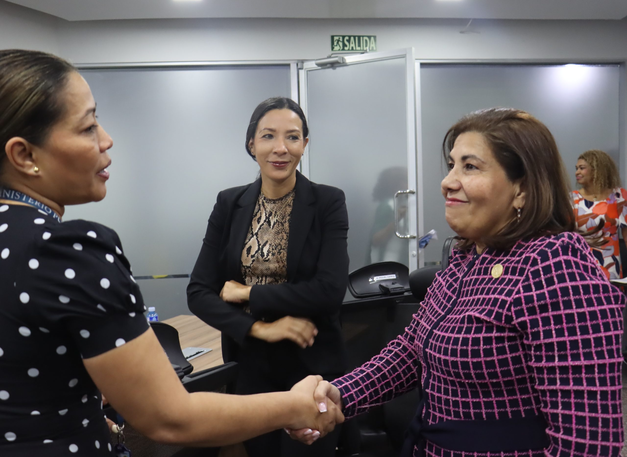 Lee más sobre el artículo PROCURADORA DE LA ADMINISTRACIÓN PARTICIPA EN CONVERSATORIO SOBRE LA PREVENCIÓN DE LA TRATA DE PERSONAS