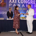 LA PROCURADORA DE LA ADMINISTRACIÓN RECIBE LIBRO DEL EX PROCURADOR GENERAL DOMINICANO EN XXI CONGRESO DE DERECHO PROCESAL