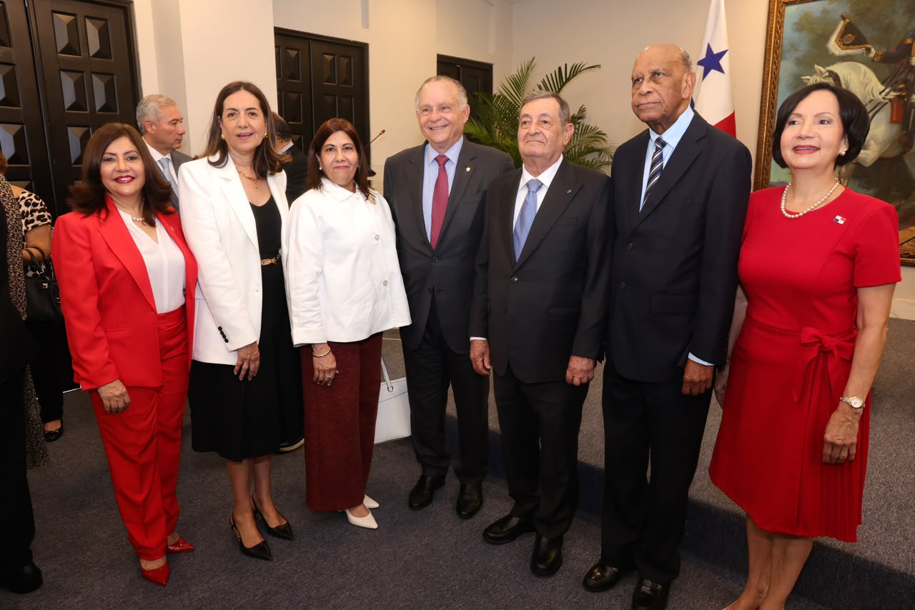 Lee más sobre el artículo PROCURADORA DE LA ADMINISTRACIÓN PARTICIPA EN SESIÓN CONMEMORATIVA DE LOS TRATADOS DEL CANAL