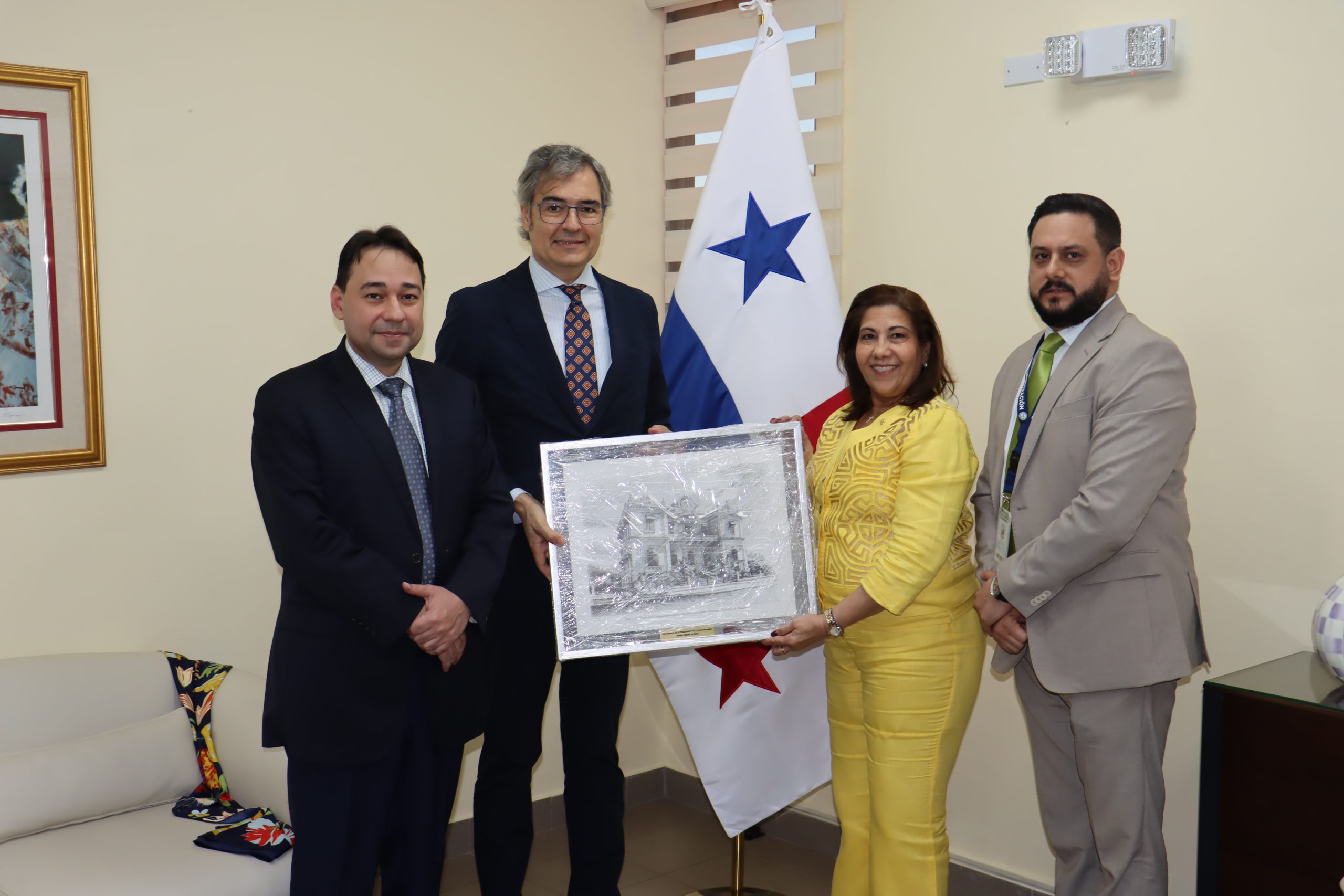 Lee más sobre el artículo PROCURADORA DE LA ADMINISTRACIÓN RECIBE AL EMBAJADOR DE ESPAÑA EN PANAMÁ